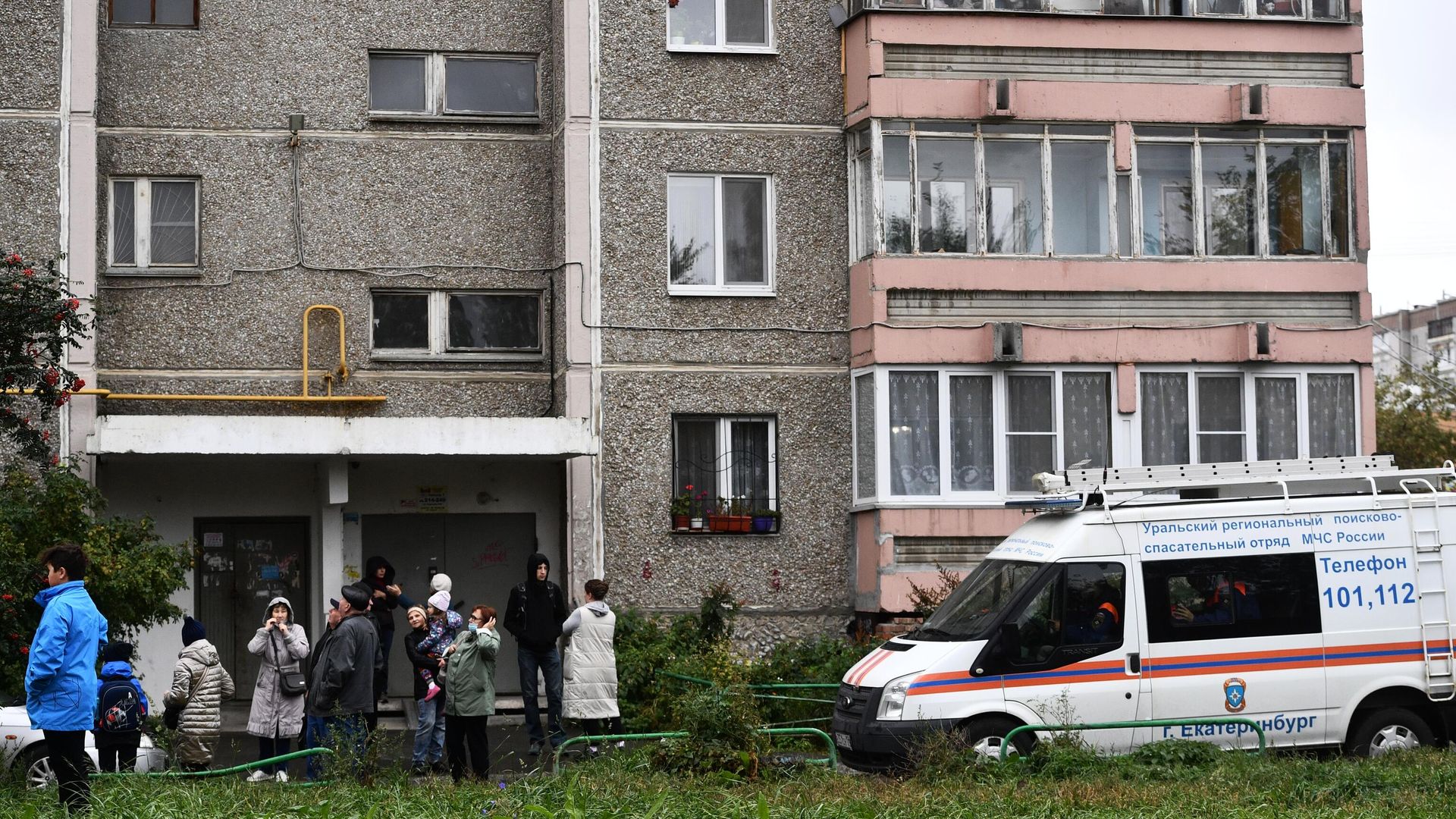 Ситуация у жилого дома в Екатеринбурге, в квартире которого произошел хлопок газа Ситуация у жилого дома в Екатеринбурге, в квартире которого произошел хлопок газа - РИА Новости, 1920, 24.10.2021