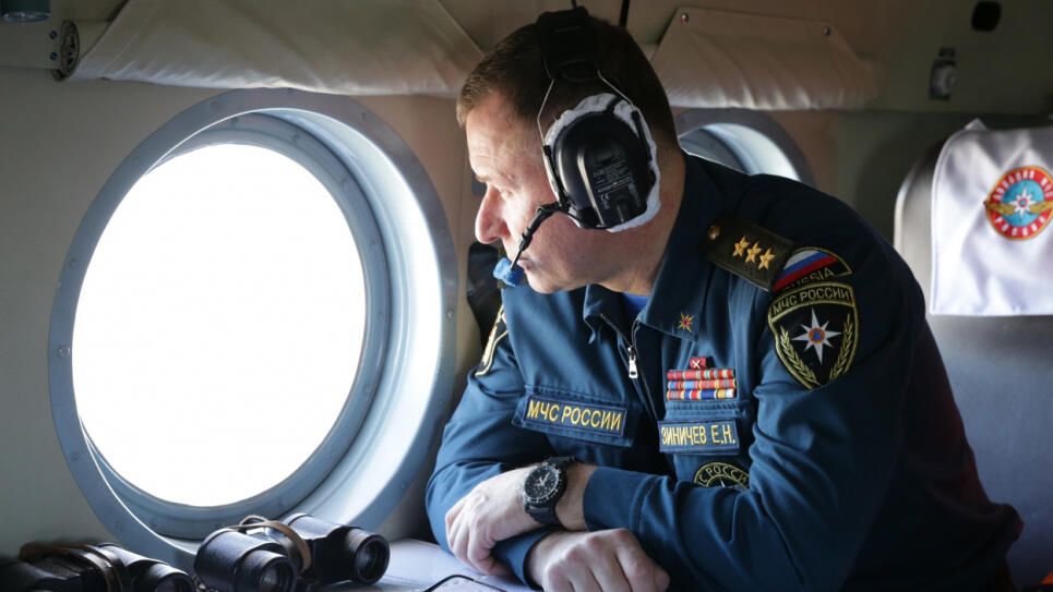 Министр по делам гражданской обороны, чрезвычайным ситуациям и ликвидации последствий стихийных бедствий Евгений Зиничев во время оценки обстановки на месте схода грунта на русло реки Бурея в Хабаровском крае. Министр по делам гражданской обороны, чрезвычайным ситуациям и ликвидации последствий стихийных бедствий Евгений Зиничев во время оценки обстановки на месте схода грунта на русло реки Бурея в Хабаровском крае. - РИА Новости, 1920, 08.09.2021