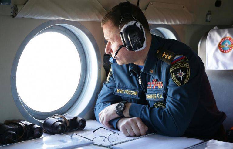 Министр по делам гражданской обороны, чрезвычайным ситуациям и ликвидации последствий стихийных бедствий Евгений Зиничев во время оценки обстановки на месте схода грунта на русло реки Бурея в Хабаровском крае. Министр по делам гражданской обороны, чрезвычайным ситуациям и ликвидации последствий стихийных бедствий Евгений Зиничев во время оценки обстановки на месте схода грунта на русло реки Бурея в Хабаровском крае.