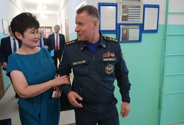Министр РФ по делам гражданской обороны, чрезвычайным ситуациям и ликвидации последствий стихийных бедствий Евгений Зиничев после встречи президента РФ Владимира Путина с жителями, принимавшими участие в спасении населения, а также пострадавшими во время паводка на территории Иркутской области Министр РФ по делам гражданской обороны, чрезвычайным ситуациям и ликвидации последствий стихийных бедствий Евгений Зиничев после встречи президента РФ Владимира Путина с жителями, принимавшими участие в спасении населения, а также пострадавшими во время паводка на территории Иркутской области