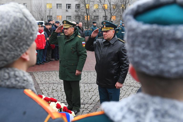 Министр обороны РФ Сергей Шойгу и министр РФ по делам гражданской обороны, чрезвычайным ситуациям и ликвидации последствий стихийных бедствий Евгений Зиничев на церемонии возложения цветов к памятникам пожарным, спасателям и ветеранам МЧС в Москве в рамках мероприятий в честь Дня спасателя РФ Министр обороны РФ Сергей Шойгу и министр РФ по делам гражданской обороны, чрезвычайным ситуациям и ликвидации последствий стихийных бедствий Евгений Зиничев на церемонии возложения цветов к памятникам пожарным, спасателям и ветеранам МЧС в Москве в рамках мероприятий в честь Дня спасателя РФ