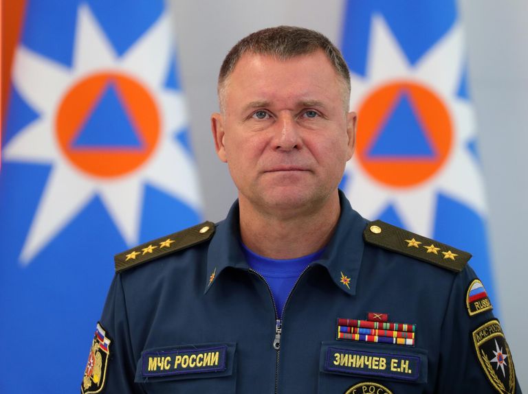 Министр МЧС РФ Евгений Зиничев в кризисном центре Министерства по делам гражданской обороны, чрезвычайным ситуациям и ликвидации последствий стихийных бедствий перед совещанием по вопросам ликвидации последствий паводков на Дальнем Востоке Министр МЧС РФ Евгений Зиничев в кризисном центре Министерства по делам гражданской обороны, чрезвычайным ситуациям и ликвидации последствий стихийных бедствий перед совещанием по вопросам ликвидации последствий паводков на Дальнем Востоке