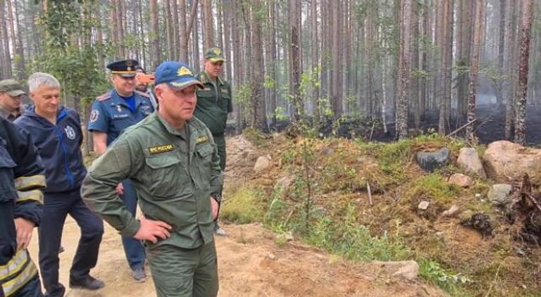 Министр РФ по делам гражданской обороны, чрезвычайным ситуациям и ликвидации последствий стихийных бедствий Евгений Зиничев после облета пострадавших от природных пожаров территорий региона прибыл в поселок Найстенъярви Суоярвского района, вблизи которого действует природный пожар площадью активного горения в 4,5 га Министр РФ по делам гражданской обороны, чрезвычайным ситуациям и ликвидации последствий стихийных бедствий Евгений Зиничев после облета пострадавших от природных пожаров территорий региона прибыл в поселок Найстенъярви Суоярвского района, вблизи которого действует природный пожар площадью активного горения в 4,5 га