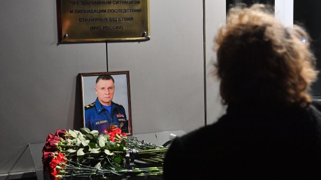 Цветы возле здания главного управления МЧС России в Москве в память о главе МЧС Евгение Зиничеве