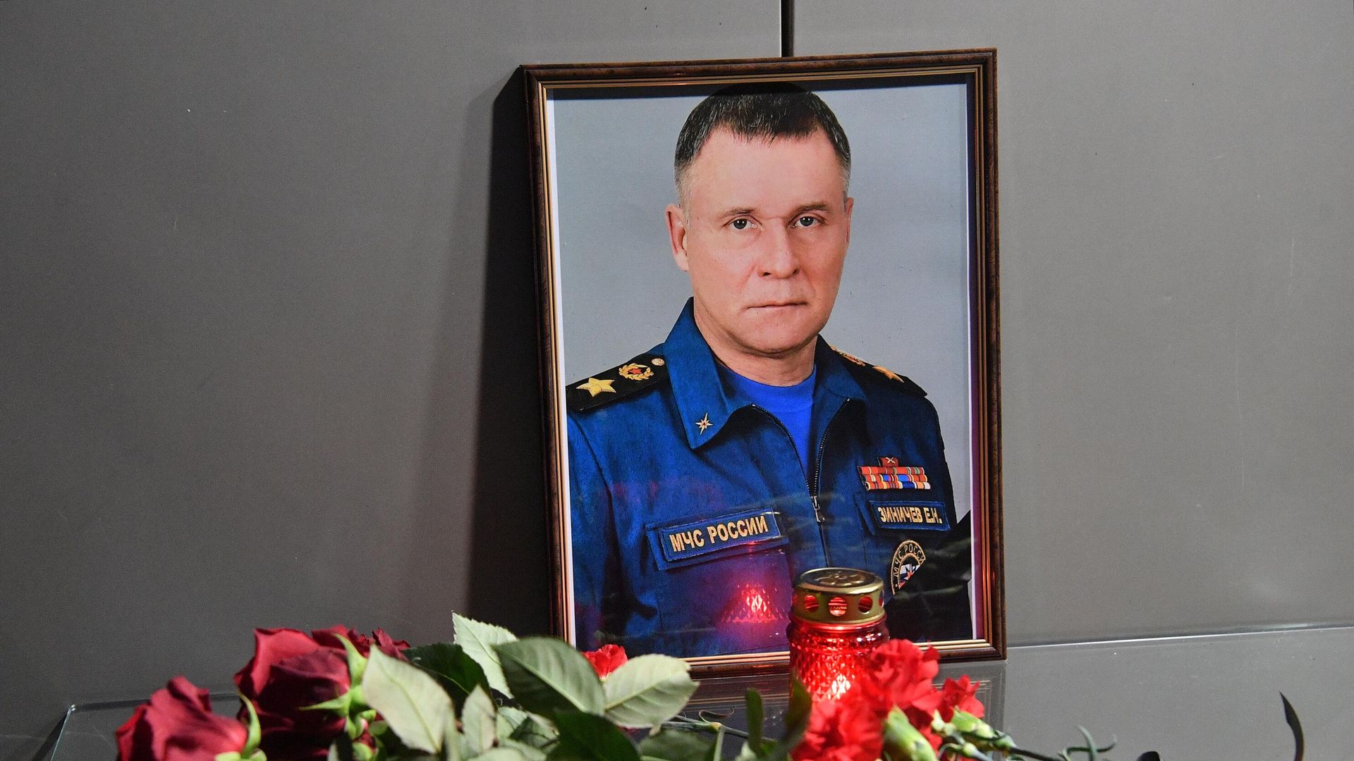 Цветы возле здания главного управления МЧС России в Москве в память о главе МЧС Евгение Зиничеве Цветы возле здания главного управления МЧС России в Москве в память о главе МЧС Евгение Зиничеве - РИА Новости, 1920, 09.09.2021