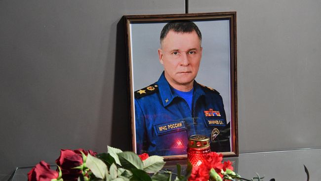 Цветы возле здания главного управления МЧС России в Москве в память о главе МЧС Евгение Зиничеве