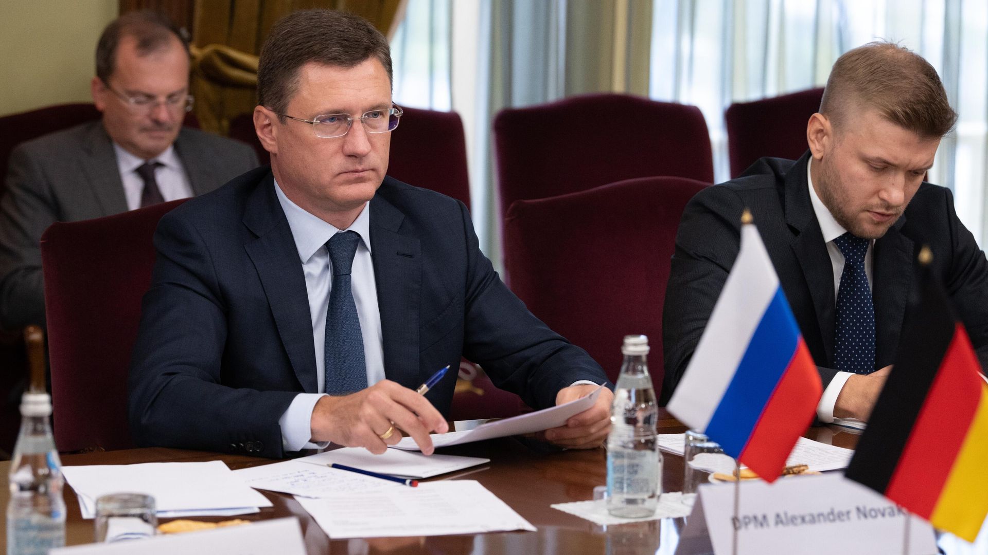 Заместитель председателя правительства РФ Александр Новак во время встречи с уполномоченным правительства ФРГ по вопросам газового транзита через Украину Георгом Графом Вальдерзее Заместитель председателя правительства РФ Александр Новак во время встречи с уполномоченным правительства ФРГ по вопросам газового транзита через Украину Георгом Графом Вальдерзее - РИА Новости, 1920, 08.09.2021