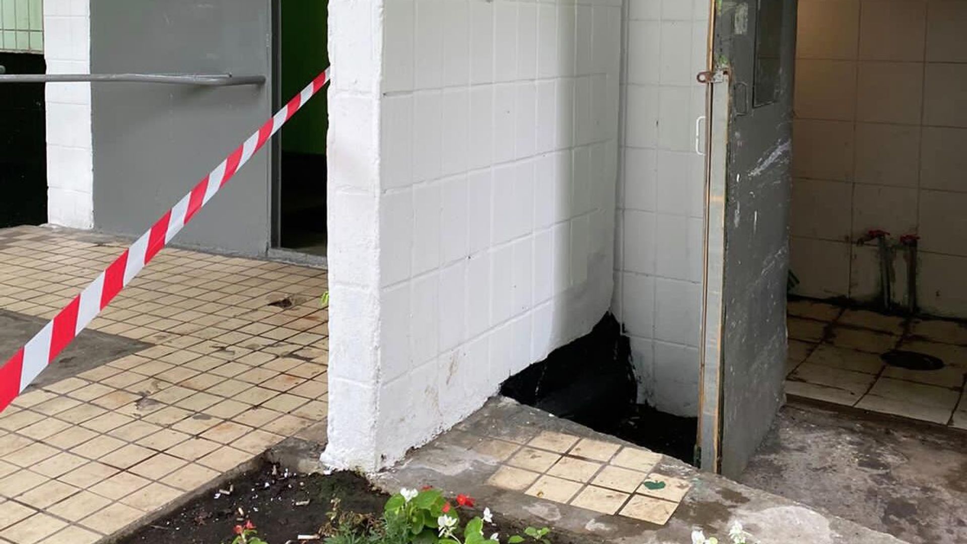 Младенец женского пола найдет в помещении мусоропровода в доме на Литовском бульваре в городе Москве Младенец женского пола найдет в помещении мусоропровода в доме на Литовском бульваре в городе Москве - РИА Новости, 1920, 09.09.2021