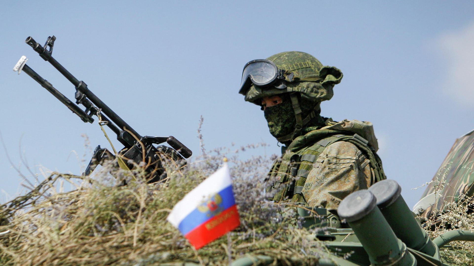 Российский военнослужащий во время военных учений ОДКБ на горном полигоне Эдельвейс в Киргизии Российский военнослужащий во время военных учений ОДКБ на горном полигоне Эдельвейс в Киргизии - РИА Новости, 1920, 09.09.2021