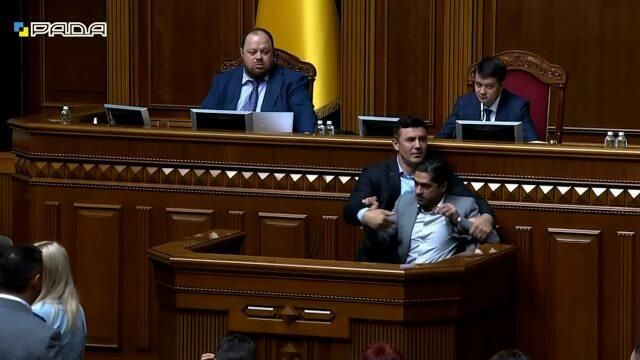 Депутаты украинской Рады устроили потасовку из-за оскорблений в адрес Зеленского Депутаты украинской Рады устроили потасовку из-за оскорблений в адрес Зеленского - РИА Новости, 1920, 09.09.2021