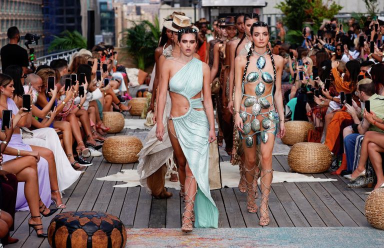 Модели во время показа New York Fashion Week Модели во время показа New York Fashion Week