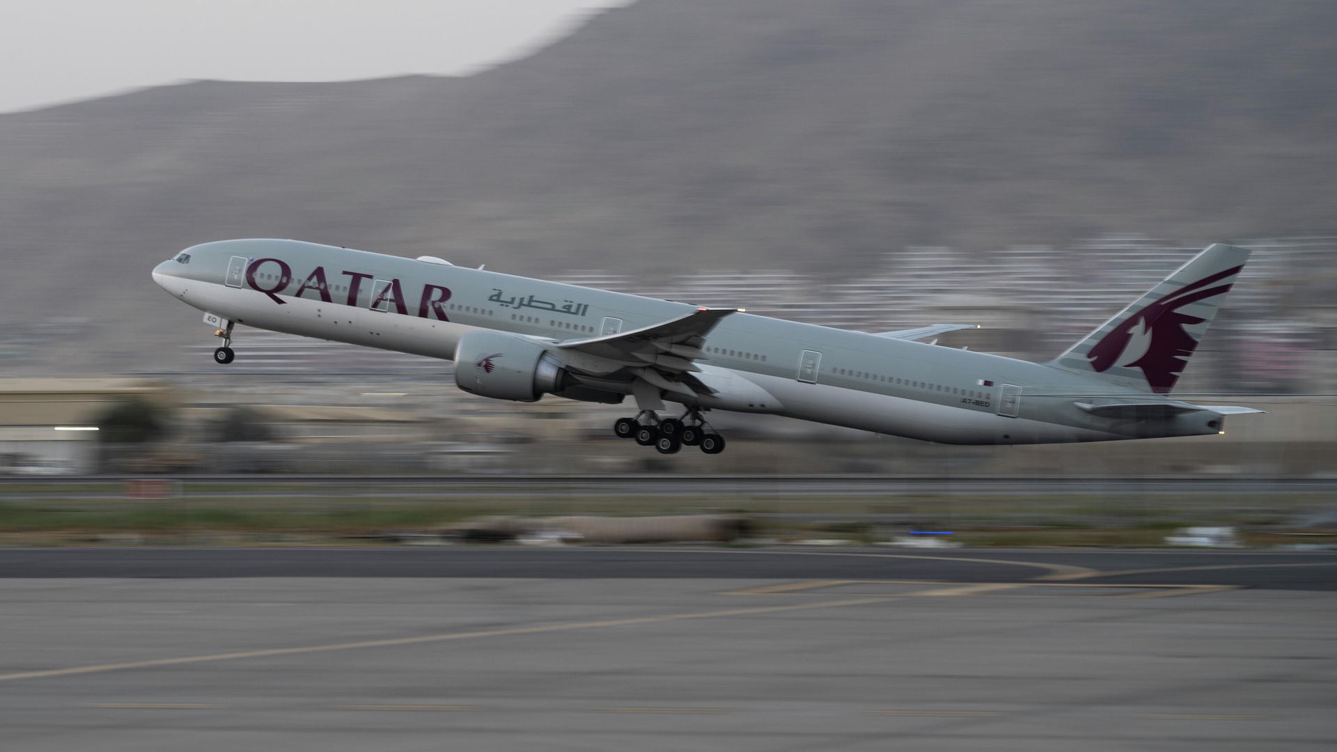 Самолет авиакомпании Qatar Airways вылетает из аэропорта Кабула Самолет авиакомпании Qatar Airways вылетает из аэропорта Кабула - РИА Новости, 1920, 10.03.2022