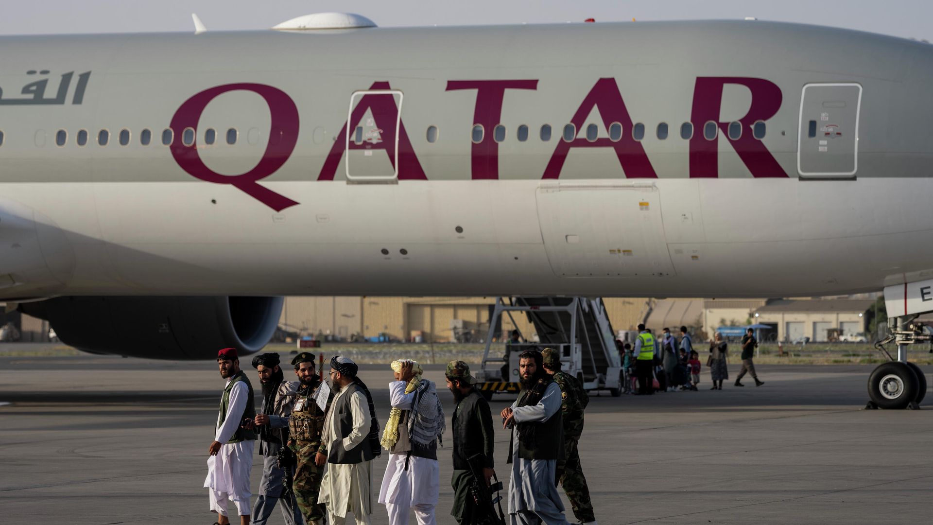 Бойцы Талибана* у самолета авиакомпании Qatar Airways в аэропорту Кабула - РИА Новости, 1920, 13.09.2021