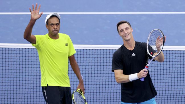 NEW YORK, NEW YORK - SEPTEMBER 09: Joe Salisbury of Great Britain and Rajeev Ram of the United States celebrate match point against Steve Johnson of the United States and Sam Querrey of the United States during their Men’s Doubles semifinals match on Day Eleven of the 2021 US Open at the USTA Billie Jean King National Tennis Center on September 09, 2021 in the Flushing neighborhood of the Queens borough of New York City.   Matthew Stockman/Getty Images/AFP (Photo by MATTHEW STOCKMAN / GETTY IMAGES NORTH AMERICA / Getty Images via AFP)