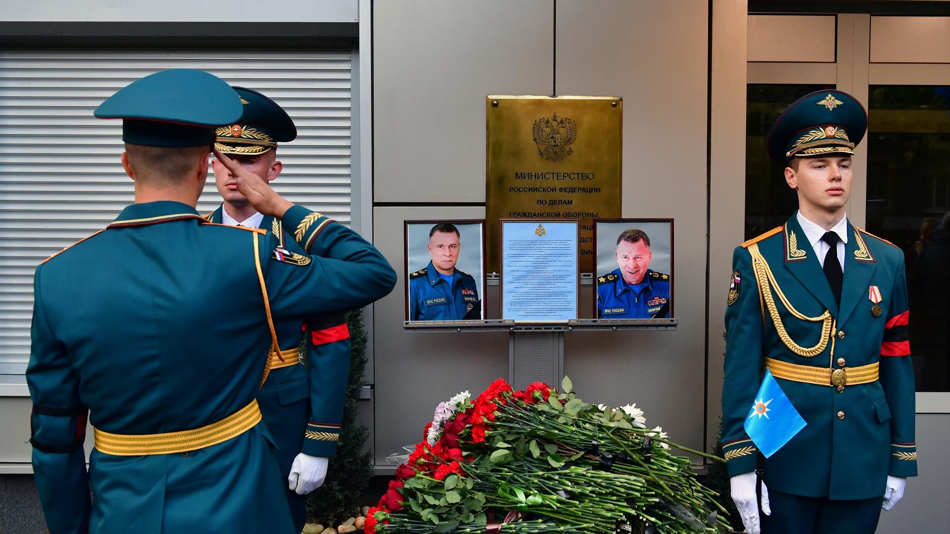 На церемонии прощания с трагически погибшим во время учений в Норильске главой МЧС Евгением Зиничевым На церемонии прощания с трагически погибшим во время учений в Норильске главой МЧС Евгением Зиничевым - РИА Новости, 1920, 10.09.2021