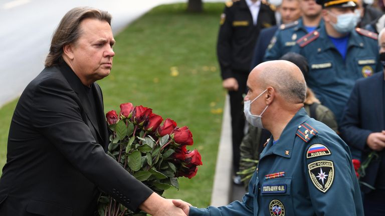 Генеральный директор ОАО Первый канал Константин Эрнст на церемонии прощания с трагически погибшим во время учений в Норильске главой МЧС Евгением Зиничевым Генеральный директор ОАО Первый канал Константин Эрнст на церемонии прощания с трагически погибшим во время учений в Норильске главой МЧС Евгением Зиничевым