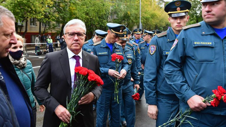 Губернатор Красноярского края Александр Усс на церемонии прощания с трагически погибшим во время учений в Норильске главой МЧС Евгением Зиничевым Губернатор Красноярского края Александр Усс на церемонии прощания с трагически погибшим во время учений в Норильске главой МЧС Евгением Зиничевым
