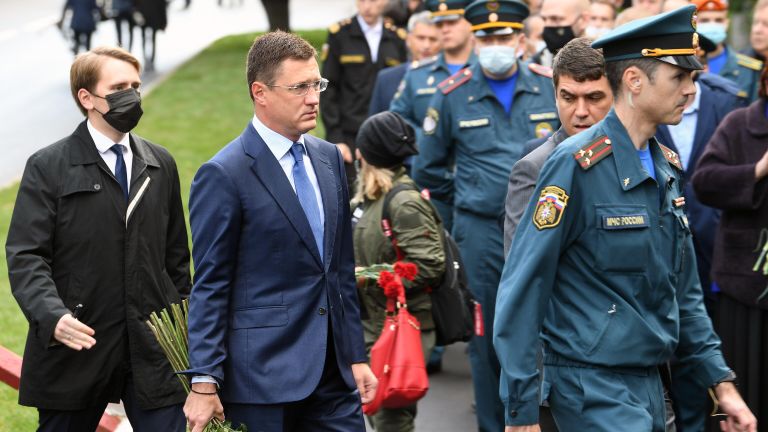 Заместитель председателя правительства РФ Александр Новак на церемонии прощания с трагически погибшим во время учений в Норильске главой МЧС Евгением Зиничевым Заместитель председателя правительства РФ Александр Новак на церемонии прощания с трагически погибшим во время учений в Норильске главой МЧС Евгением Зиничевым