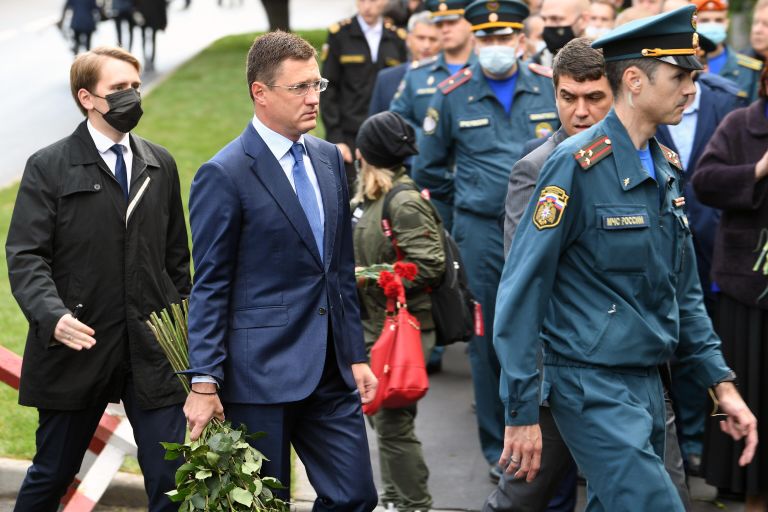 Заместитель председателя правительства РФ Александр Новак на церемонии прощания с трагически погибшим во время учений в Норильске главой МЧС Евгением Зиничевым Заместитель председателя правительства РФ Александр Новак на церемонии прощания с трагически погибшим во время учений в Норильске главой МЧС Евгением Зиничевым