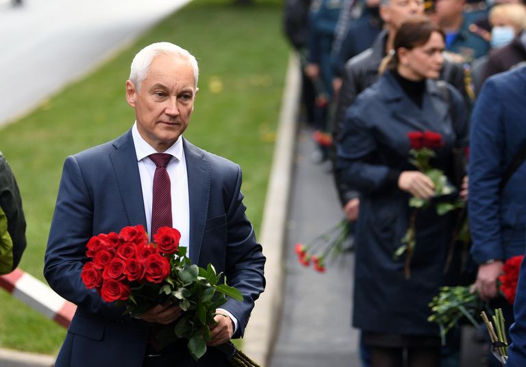 Первый заместитель Председателя Правительства РФ Андрей Белоусов на церемонии прощания с трагически погибшим во время учений в Норильске главой МЧС Евгением Зиничевым Первый заместитель Председателя Правительства РФ Андрей Белоусов на церемонии прощания с трагически погибшим во время учений в Норильске главой МЧС Евгением Зиничевым