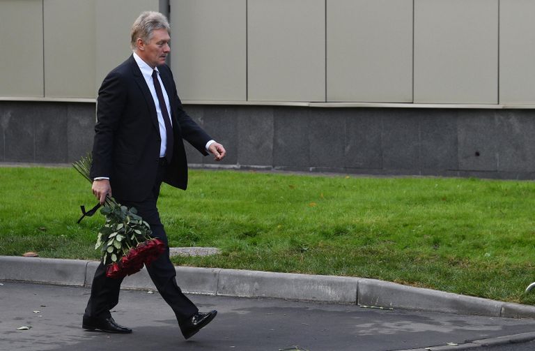 Заместитель руководителя администрации президента, пресс-секретарь президента РФ Дмитрий Песков на церемонии прощания с трагически погибшим во время учений в Норильске главой МЧС Евгением Зиничевым Заместитель руководителя администрации президента, пресс-секретарь президента РФ Дмитрий Песков на церемонии прощания с трагически погибшим во время учений в Норильске главой МЧС Евгением Зиничевым