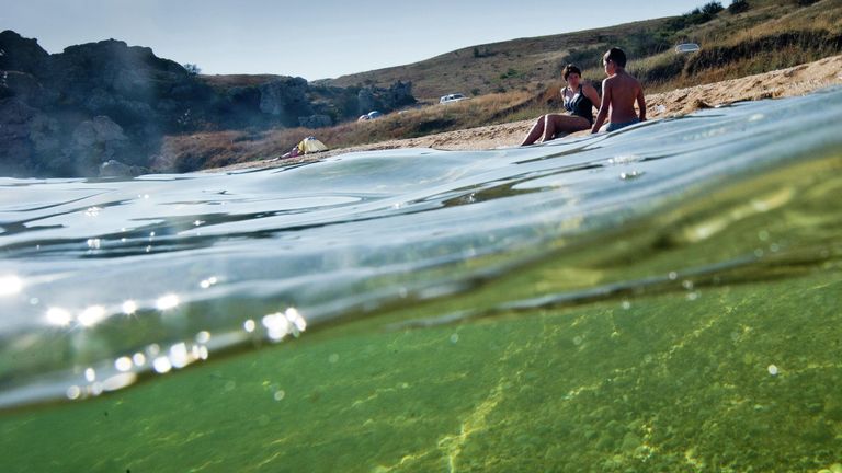 Отдыхающие купаются в Азовском море на Генеральских пляжах в Крыму Отдыхающие купаются в Азовском море на Генеральских пляжах в Крыму