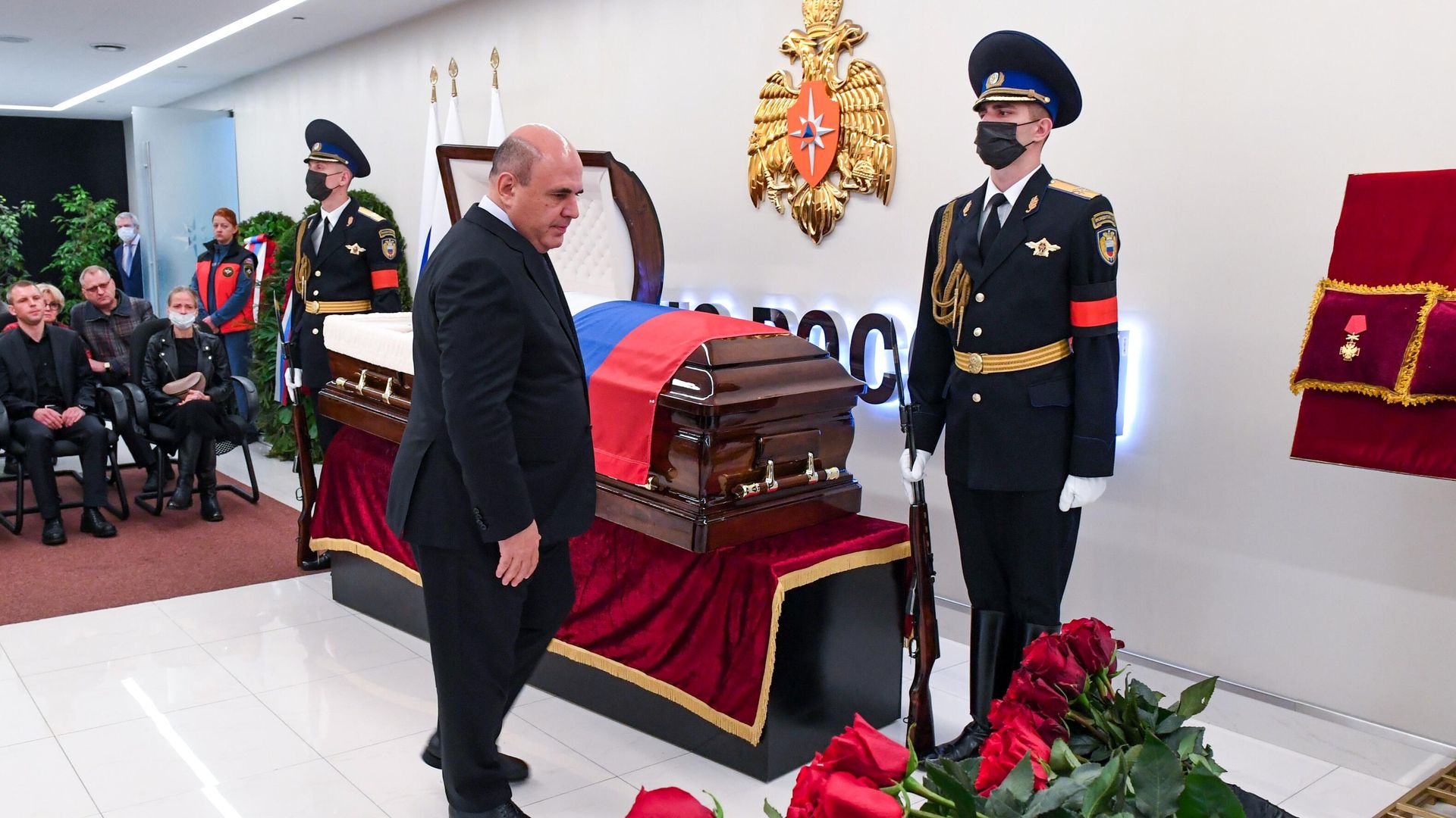 Председатель правительства РФ Михаил Мишустин на церемонии прощания с главой МЧС Евгением Зиничевым Председатель правительства РФ Михаил Мишустин на церемонии прощания с главой МЧС Евгением Зиничевым - РИА Новости, 1920, 10.09.2021