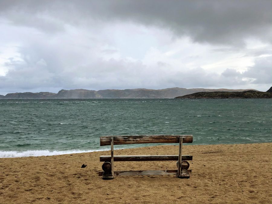 Скамейка на берегу Баренцева моря в селе Териберка Скамейка на берегу Баренцева моря в селе Териберка