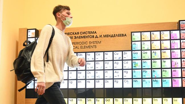 Студент в здании Московского государственного университета имени М. В. Ломоносова (МГУ) Студент в здании Московского государственного университета имени М. В. Ломоносова (МГУ)