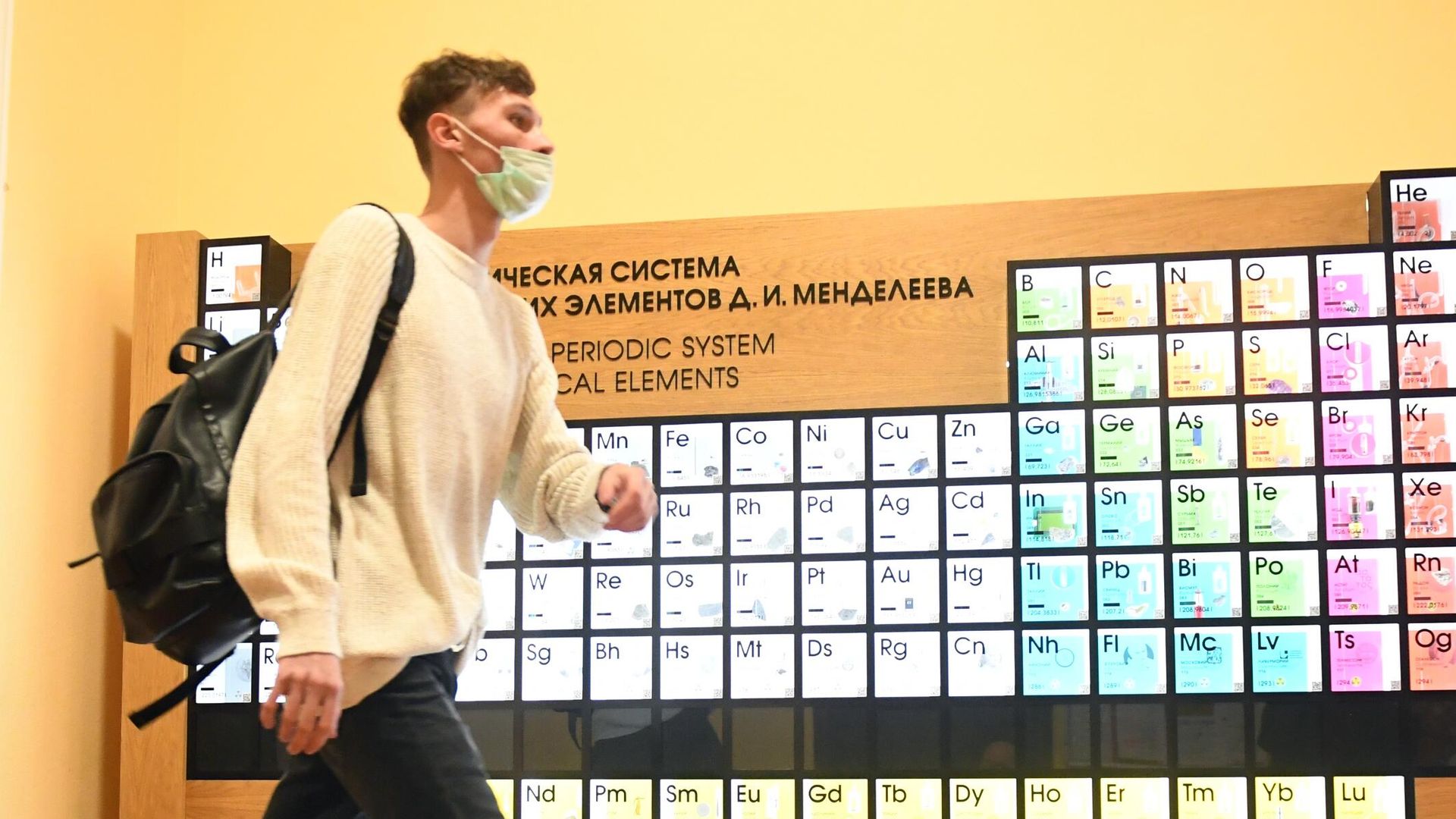 Студенты в здании хим.факультета Московского государственного университета имени М. В. Ломоносова (МГУ) Студенты в здании хим.факультета Московского государственного университета имени М. В. Ломоносова (МГУ) - РИА Новости, 1920, 17.02.2022