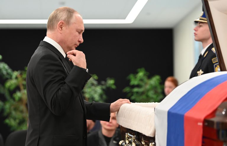 Президент РФ Владимир Путин на церемонии прощания с главой МЧС Евгением Зиничевым Президент РФ Владимир Путин на церемонии прощания с главой МЧС Евгением Зиничевым