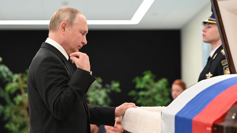 Президент РФ Владимир Путин на церемонии прощания с главой МЧС Евгением Зиничевым Президент РФ Владимир Путин на церемонии прощания с главой МЧС Евгением Зиничевым