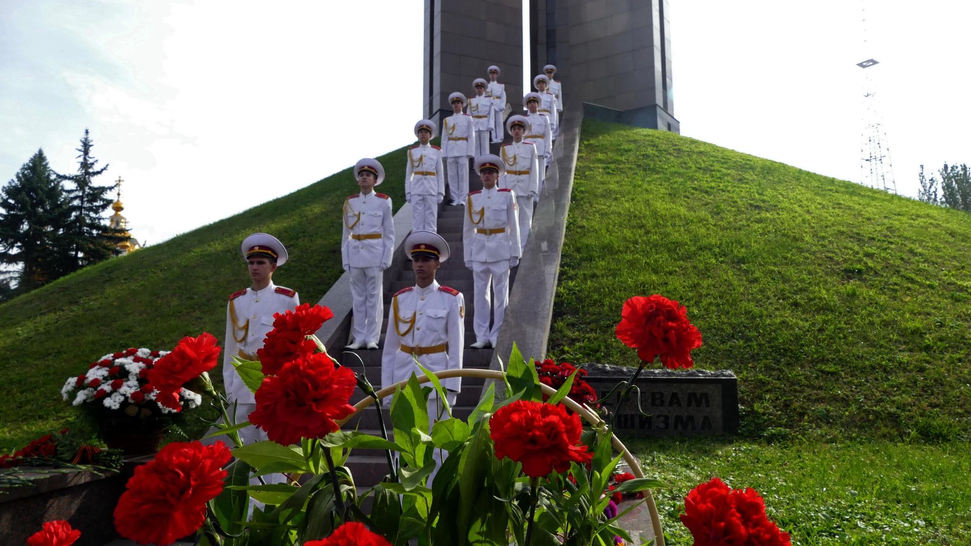 Почетный караул у памятника Жертвам фашизма в Донецке Почетный караул у памятника Жертвам фашизма в Донецке - РИА Новости, 1920, 12.09.2021