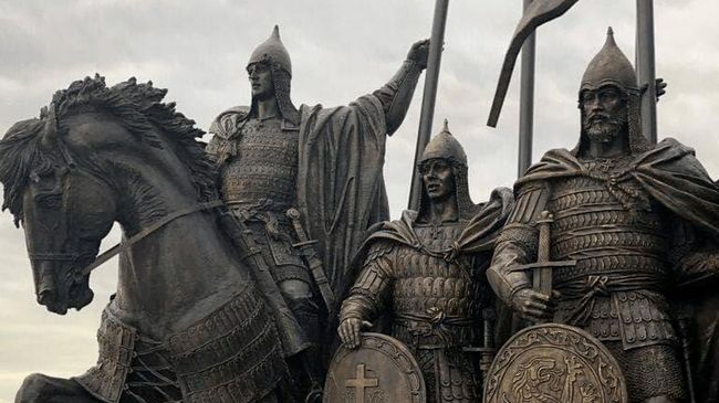 Памятник Александру Невскому и дружине на берегу Чудского озера