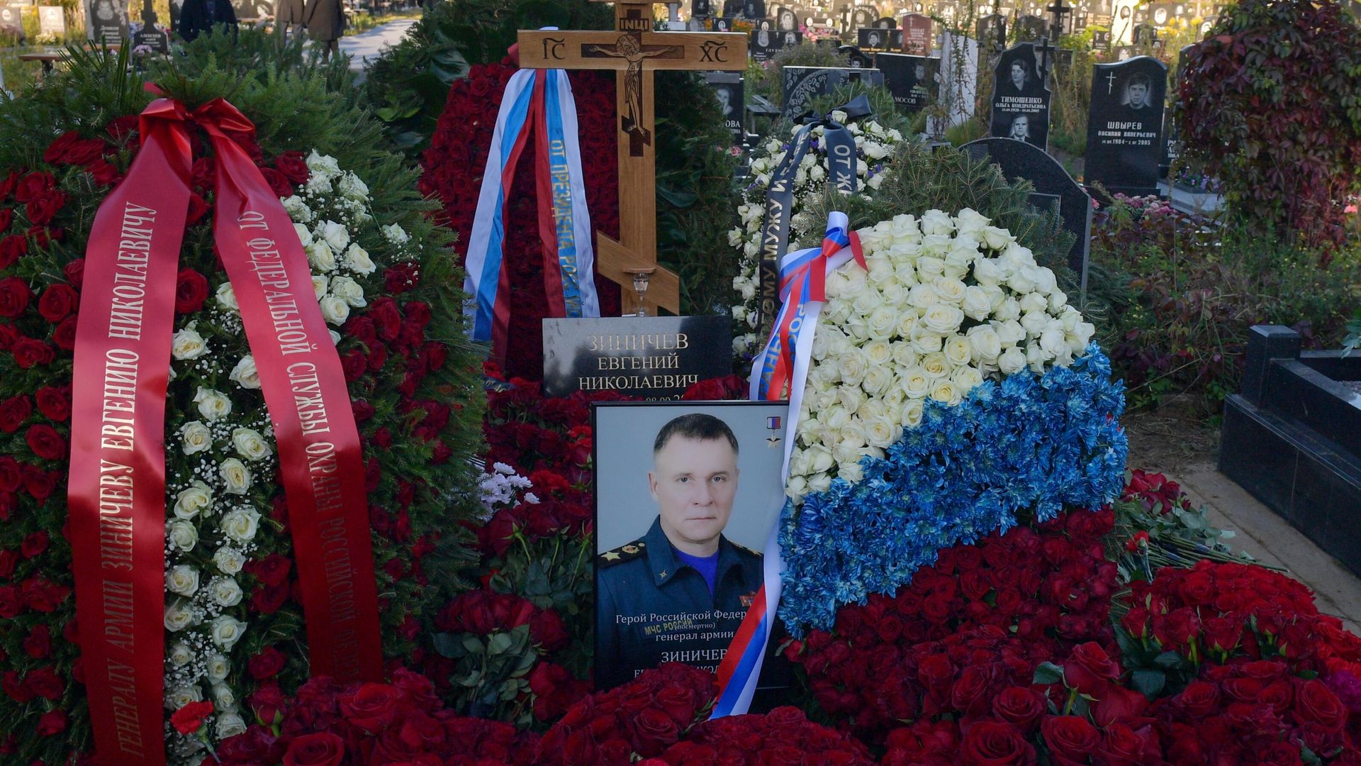 Могила главы МЧС Евгения Зиничева на Северном кладбище в Санкт-Петербурге - РИА Новости, 1920, 10.09.2021