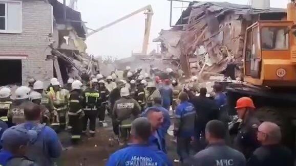 Сотрудники МЧС РФ на месте взрыва бытового газа в жилом доме в поселке Солидарность Елецкого района Липецкой области Сотрудники МЧС РФ на месте взрыва бытового газа в жилом доме в поселке Солидарность Елецкого района Липецкой области - РИА Новости, 1920, 11.09.2021