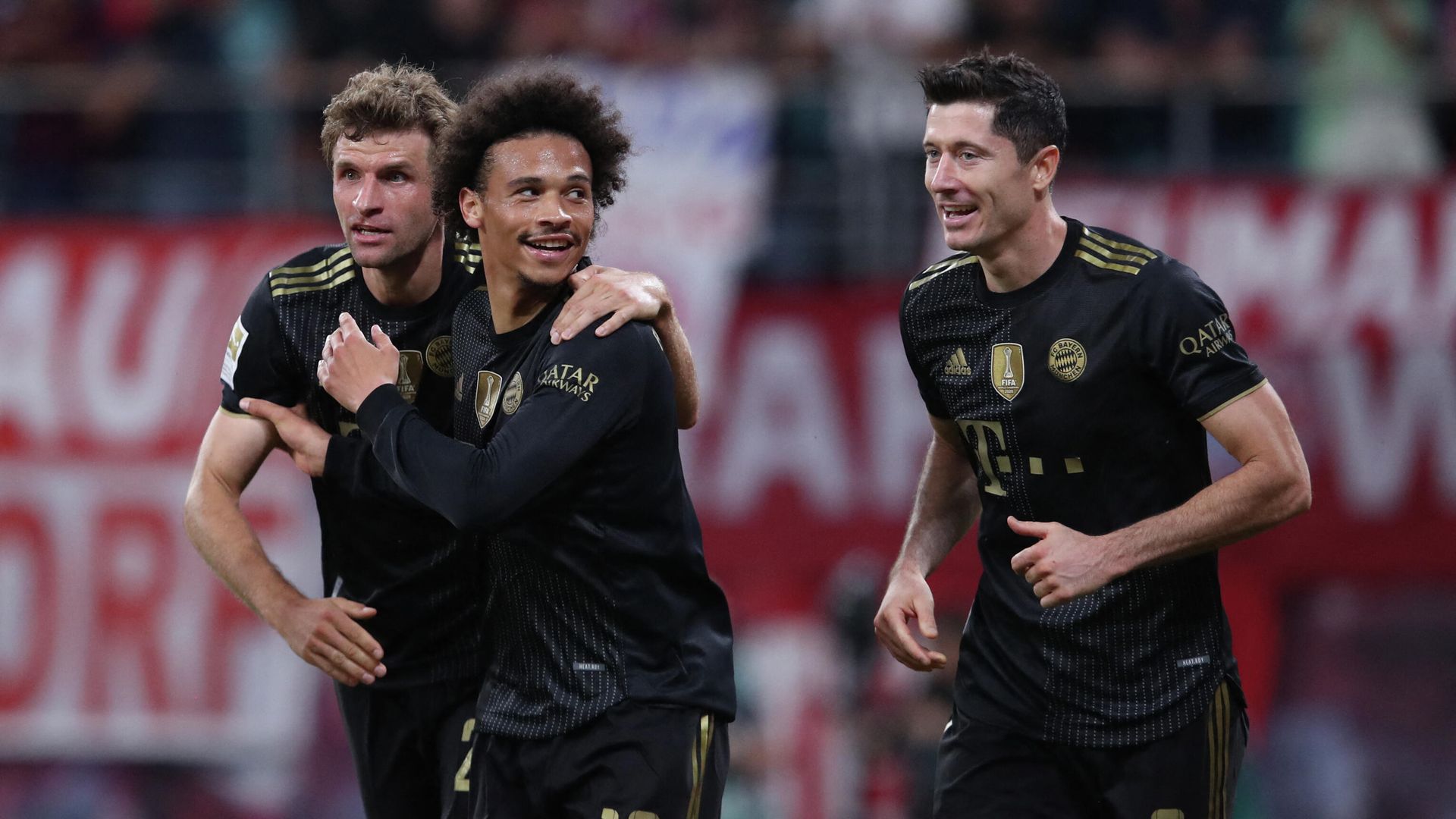 (L-R) Bayern Munich's German forward Thomas Mueller, Bayern Munich's German midfielder Leroy Sane and Bayern Munich's Polish forward Robert Lewandowski celebrate the 0-3 during the German first division Bundesliga football match between RB Leipzig and FC Bayern Munich in Leipzig, eastern Germany, on September 11, 2021. (Photo by Ronny HARTMANN / AFP) / DFL REGULATIONS PROHIBIT ANY USE OF PHOTOGRAPHS AS IMAGE SEQUENCES AND/OR QUASI-VIDEO - РИА Новости, 1920, 11.09.2021