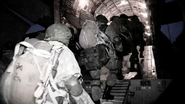 Массовое ночное десантирование военных с техникой на учениях Запад-2021 Массовое ночное десантирование военных с техникой на учениях Запад-2021 - РИА Новости, 1920, 12.09.2021