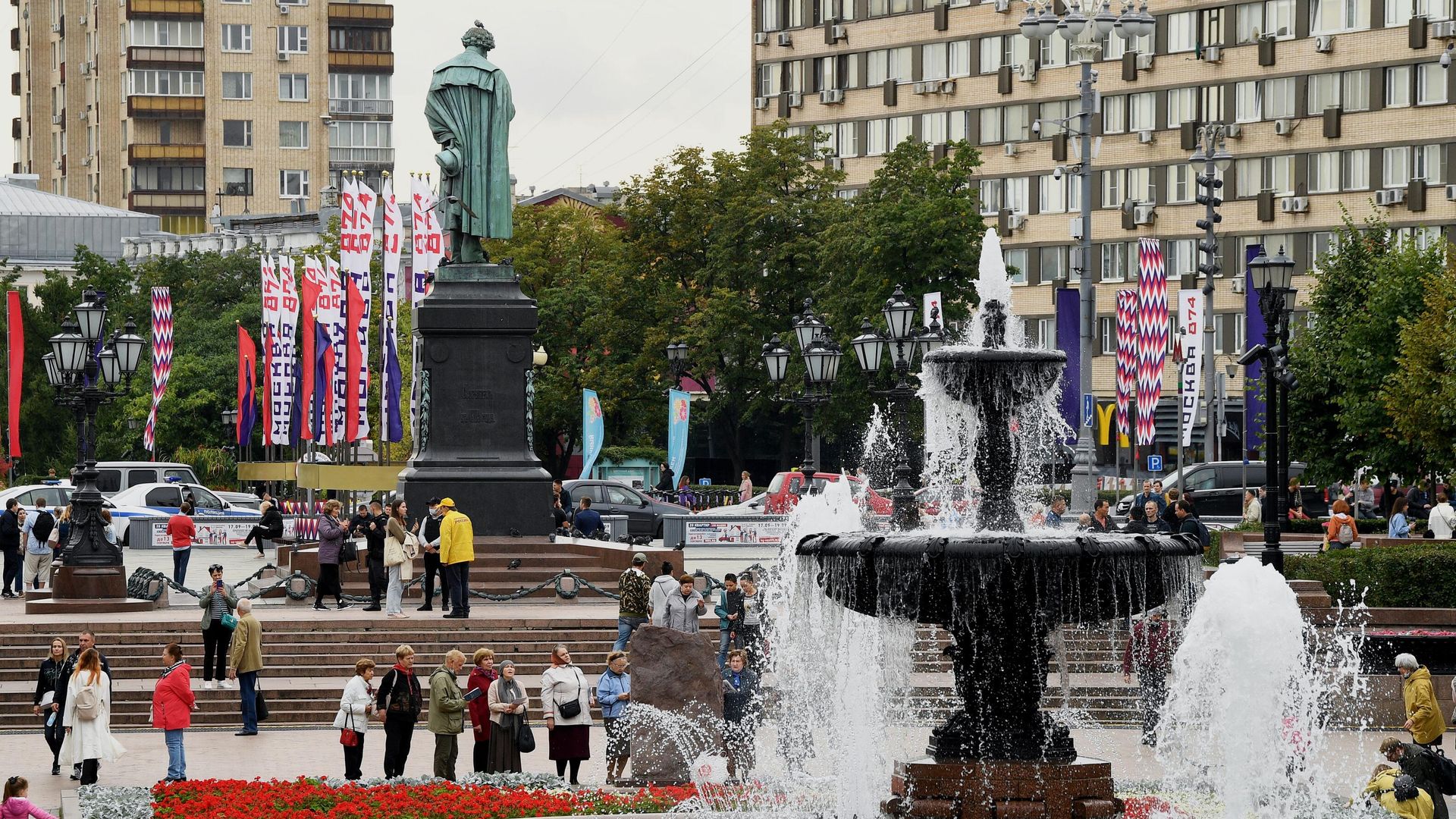 Горожане на Пушкинской площади в Москве во время празднования Дня города Горожане на Пушкинской площади в Москве во время празднования Дня города - РИА Новости, 1920, 22.06.2022