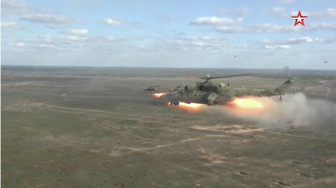 Вертолеты Ми-35 и Ми-24 на совместных стратегических учениях Запад-2021 Вертолеты Ми-35 и Ми-24 на совместных стратегических учениях Запад-2021 - РИА Новости, 1920, 12.09.2021