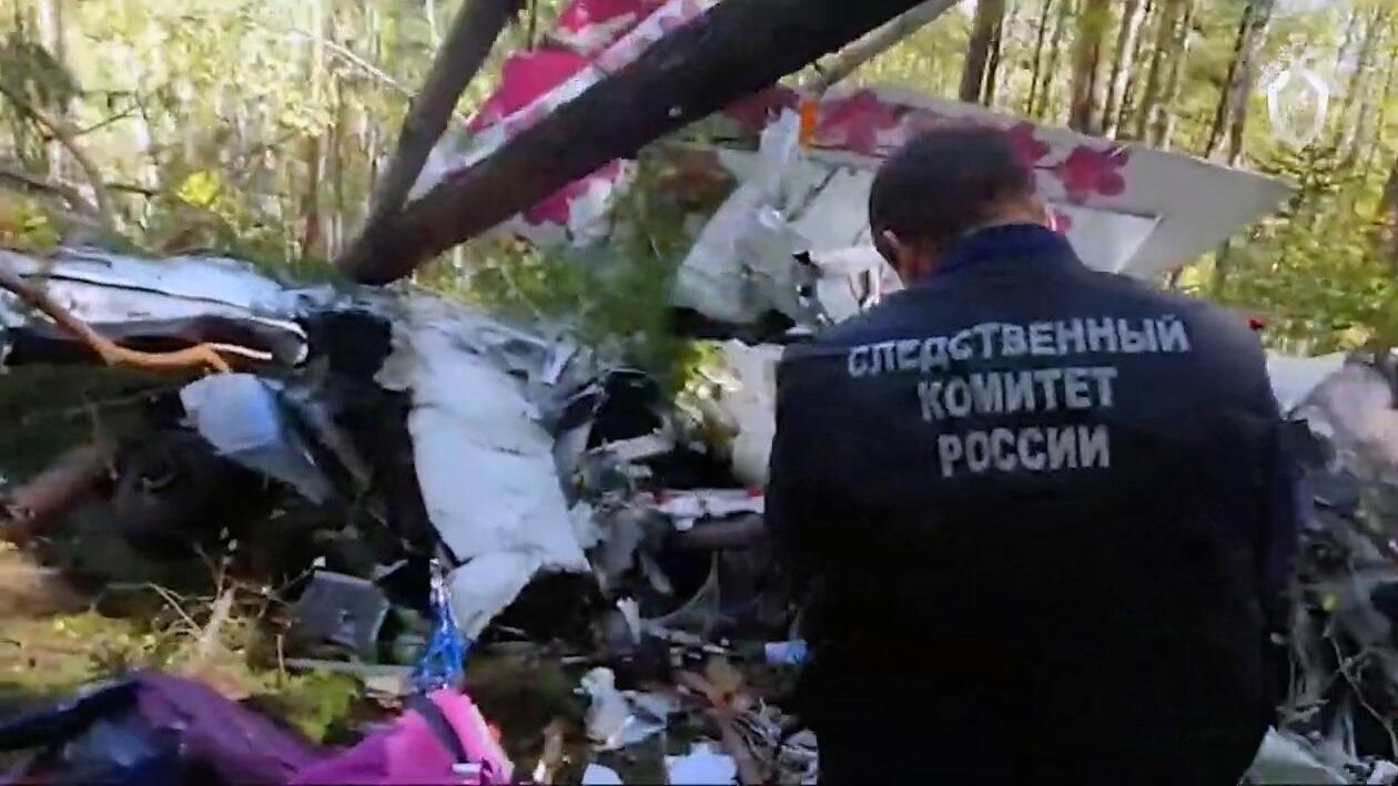Сотрудник СК РФ работает на месте жесткой посадки пассажирского самолета L-410 в Иркутской области Сотрудник СК РФ работает на месте жесткой посадки пассажирского самолета L-410 в Иркутской области - РИА Новости, 1920, 16.09.2021
