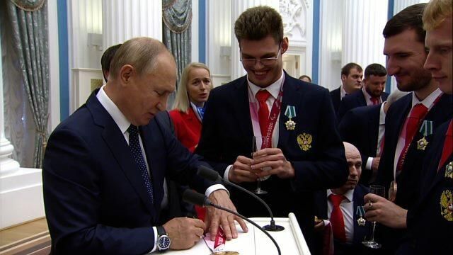 Ты чего? Испортим документ! – Путина попросили расписаться в паспорте Ты чего? Испортим документ! – Путина попросили расписаться в паспорте - РИА Новости, 1920, 13.09.2021