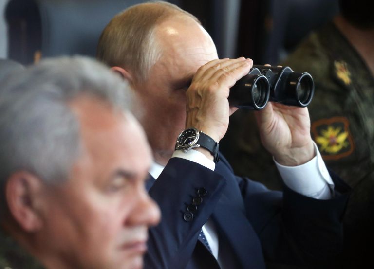 Президент РФ Владимир Путин во время основного этапа учений Запад-2021 на полигоне Мулино в Нижегородской области Президент РФ Владимир Путин во время основного этапа учений Запад-2021 на полигоне Мулино в Нижегородской области