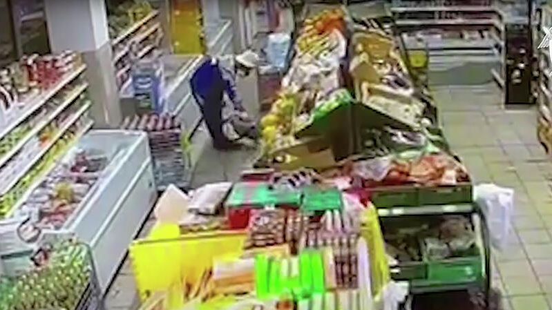 Кадр записи камеры видеонаблюдения в магазине Магнит Кадр записи камеры видеонаблюдения в магазине Магнит - РИА Новости, 1920, 14.09.2021