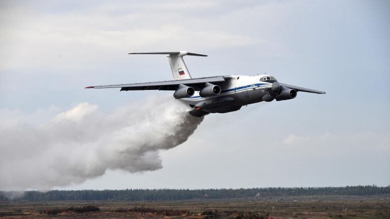Тяжелый военно-транспортный самолёт Ил-76ТД сбрасывает воду во время основного этапа учений Запад-2021 на полигоне Мулино