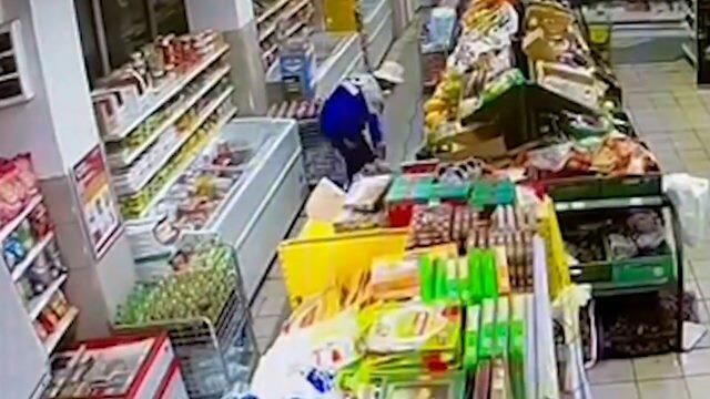 Кадры дезинсекции в магазине, где был продан отравленный арбуз  - РИА Новости, 1920, 13.09.2021