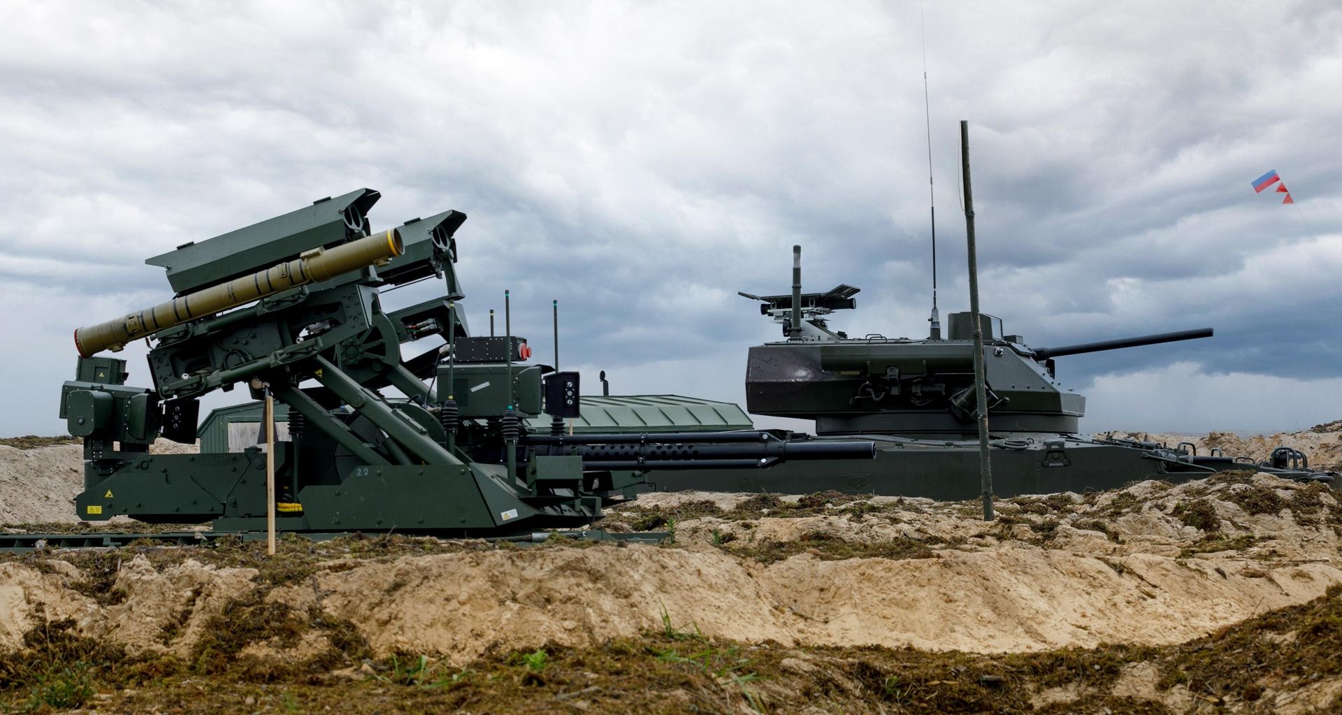 Ударный роботизированный комплекс Уран-9 и боевая машина пехоты БМП-3 с дистанционно-управляемым боевым модулем Эпоха на полигоне Мулино Ударный роботизированный комплекс Уран-9 и боевая машина пехоты БМП-3 с дистанционно-управляемым боевым модулем Эпоха на полигоне Мулино - РИА Новости, 1920, 03.11.2021