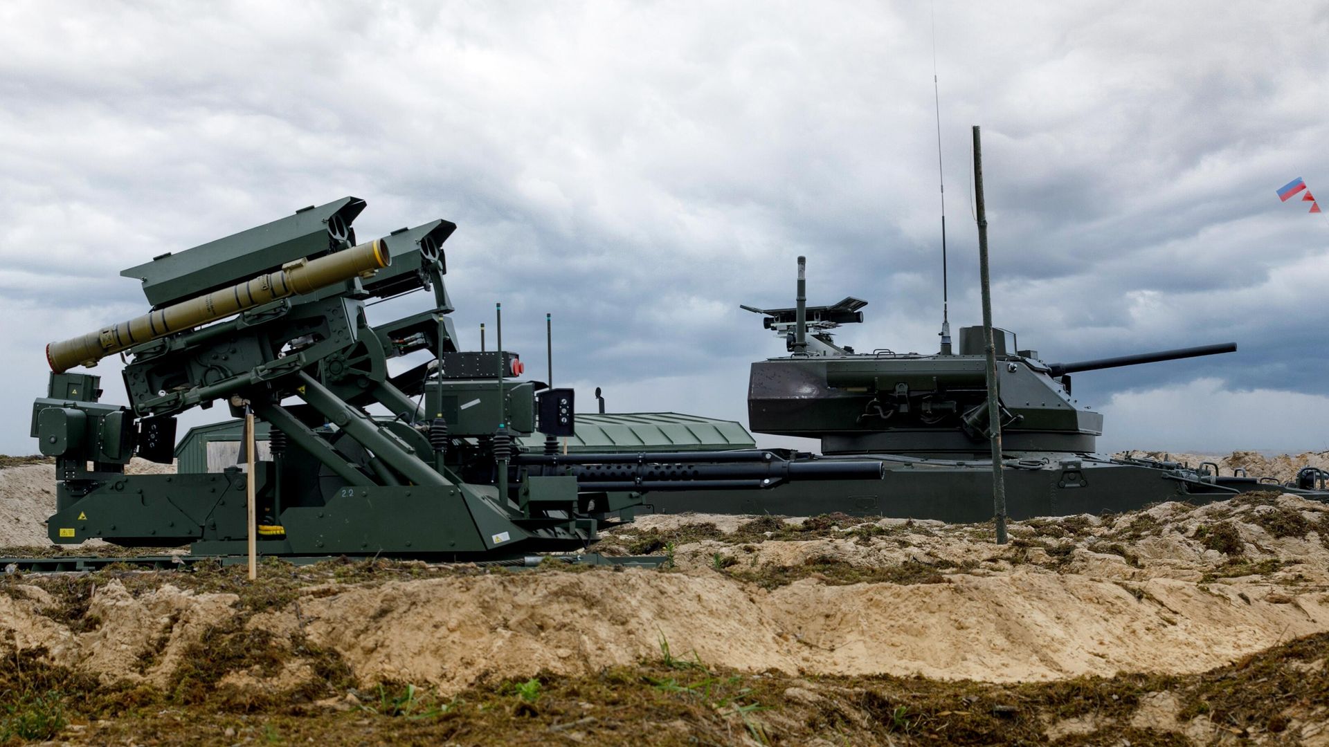 Ударный роботизированный комплекс Уран-9 и боевая машина пехоты БМП-3 с дистанционно-управляемым боевым модулем Эпоха на полигоне Мулино Ударный роботизированный комплекс Уран-9 и боевая машина пехоты БМП-3 с дистанционно-управляемым боевым модулем Эпоха на полигоне Мулино - РИА Новости, 1920, 17.09.2021