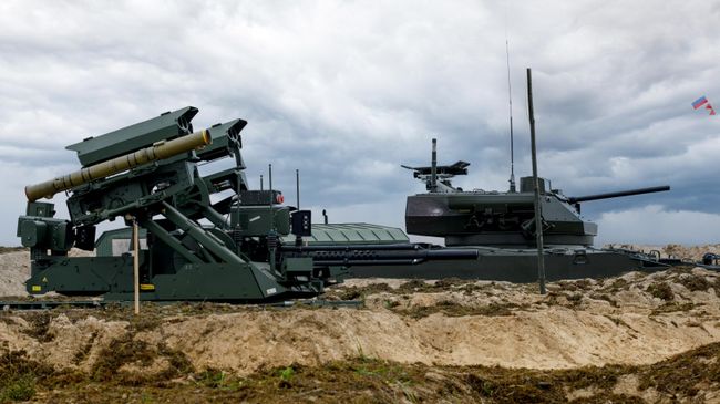 Ударный роботизированный комплекс Уран-9 и боевая машина пехоты БМП-3 с дистанционно-управляемым боевым модулем Эпоха на полигоне Мулино Ударный роботизированный комплекс Уран-9 и боевая машина пехоты БМП-3 с дистанционно-управляемым боевым модулем Эпоха на полигоне Мулино