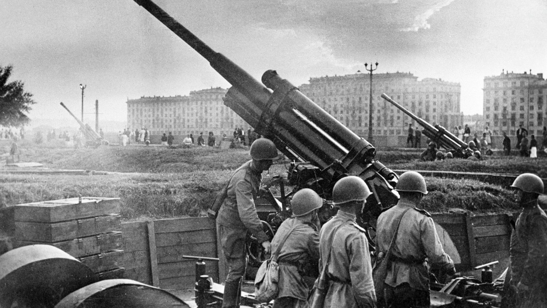 Оборона Москвы. Зенитный расчет у парка культуры и отдыха имени М. Горького. 1941 год Оборона Москвы. Зенитный расчет у парка культуры и отдыха имени М. Горького. 1941 год - РИА Новости, 1920, 30.09.2021